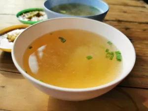 vegan-miso-soup-in-bowl