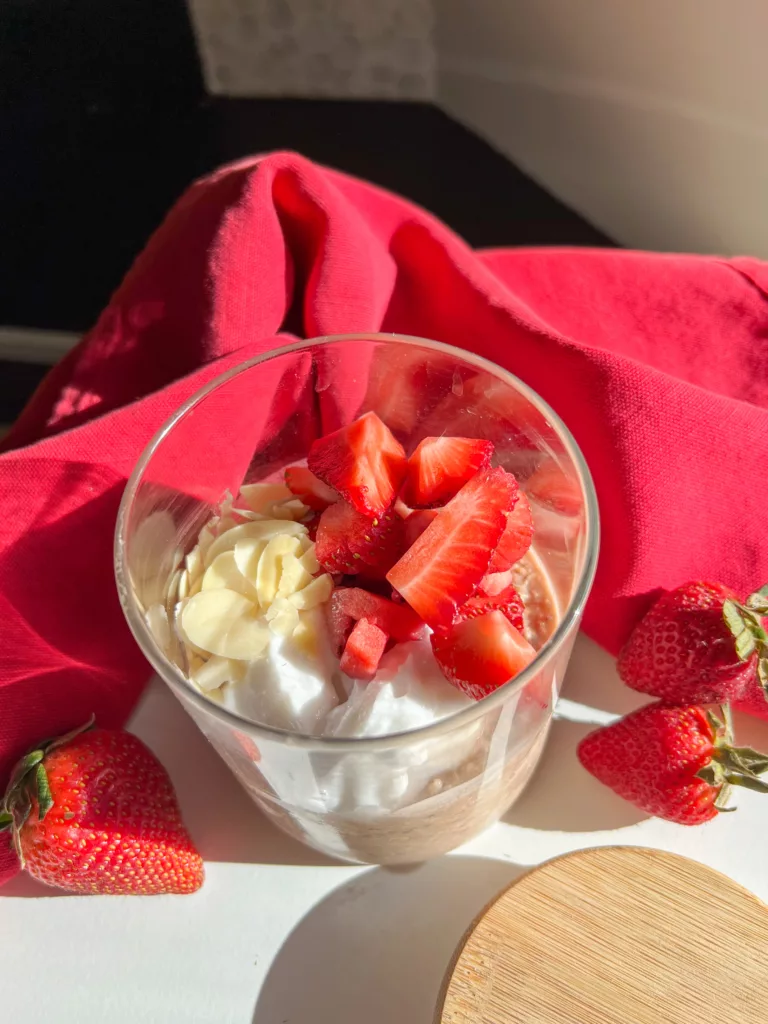 vegan strawberry overnight oats