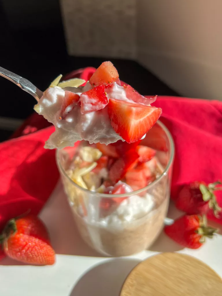 strawberry overnight oats