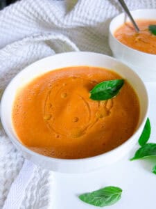 vegan tomato soup with roasted tomatos