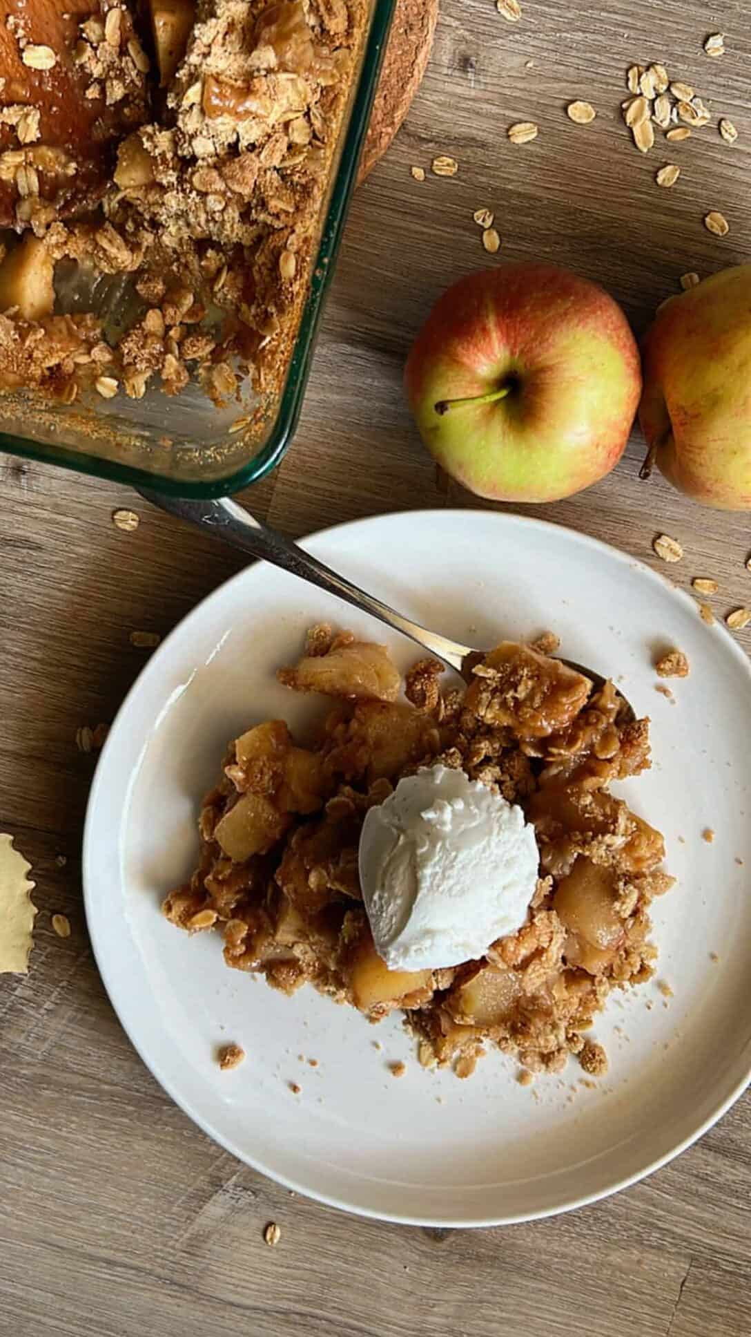 vegan-apple-crisp-served-with-vanilla-ice-cream