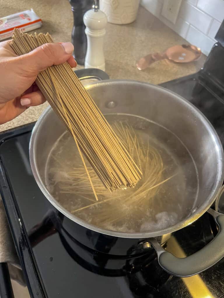 cooking soba noodle in pot