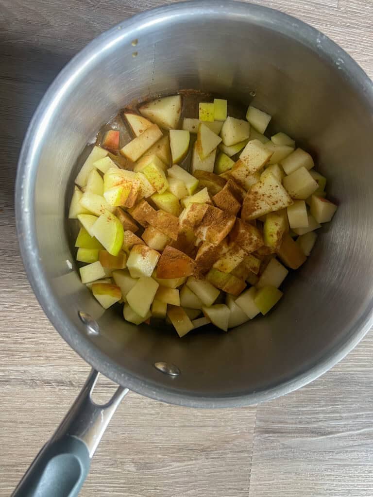 apples with cinnamon in pot