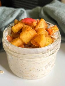 apple cinnamon protein overnight oats